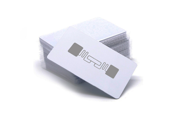 Quid interest inter RFID HF card et UHF card?