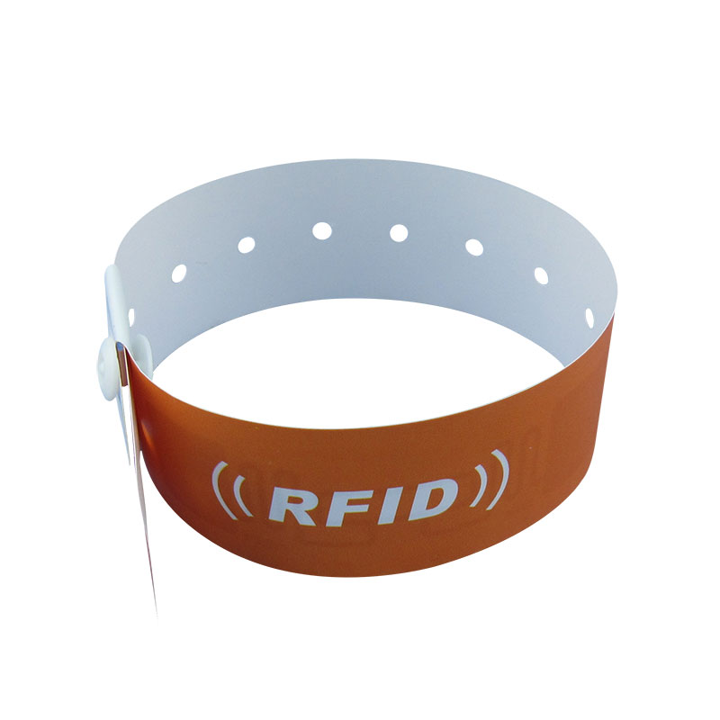 Quid interest inter RFID wristbands et identificatio wristbands?